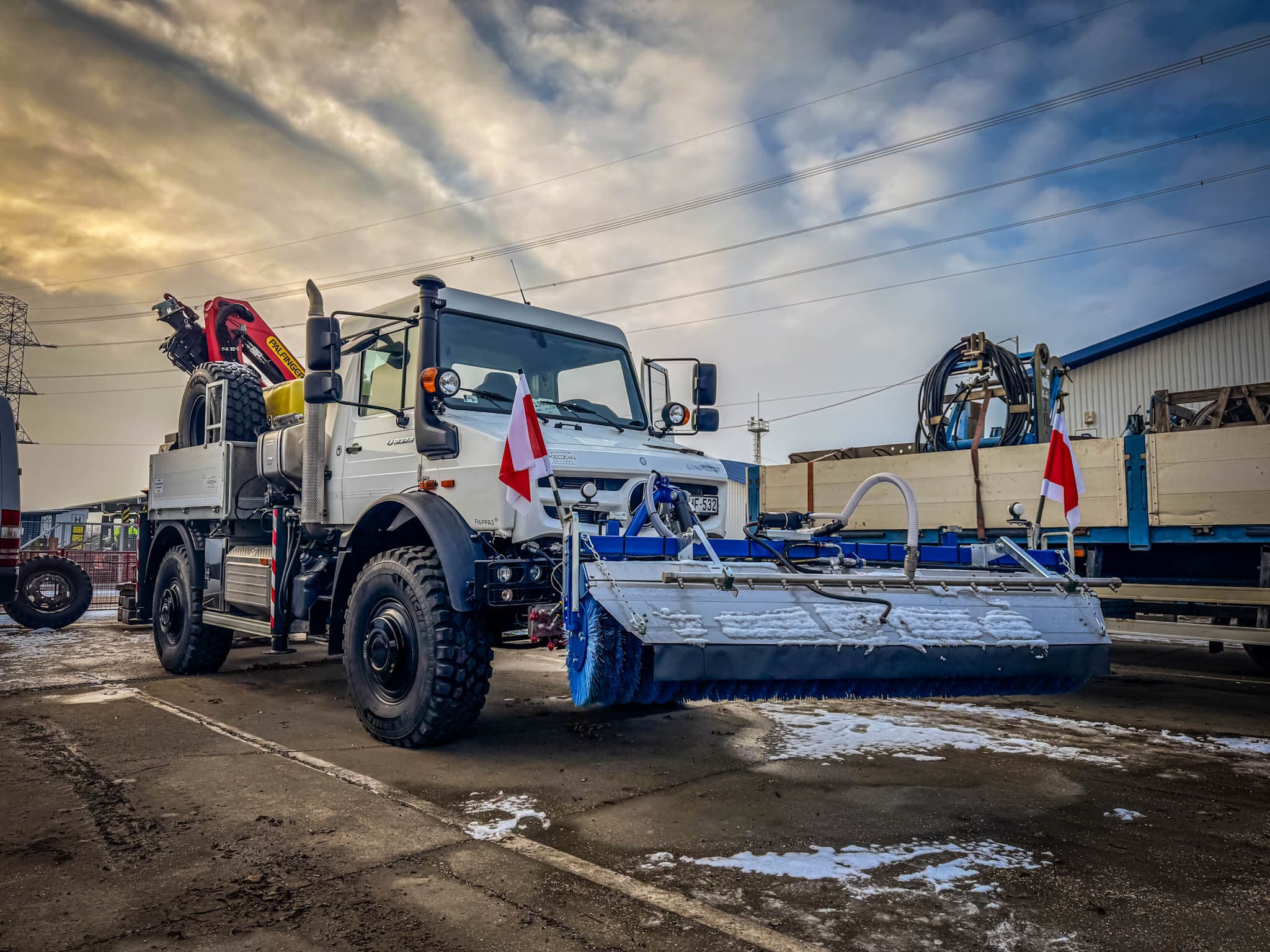 Flatbed superstructure vehicle