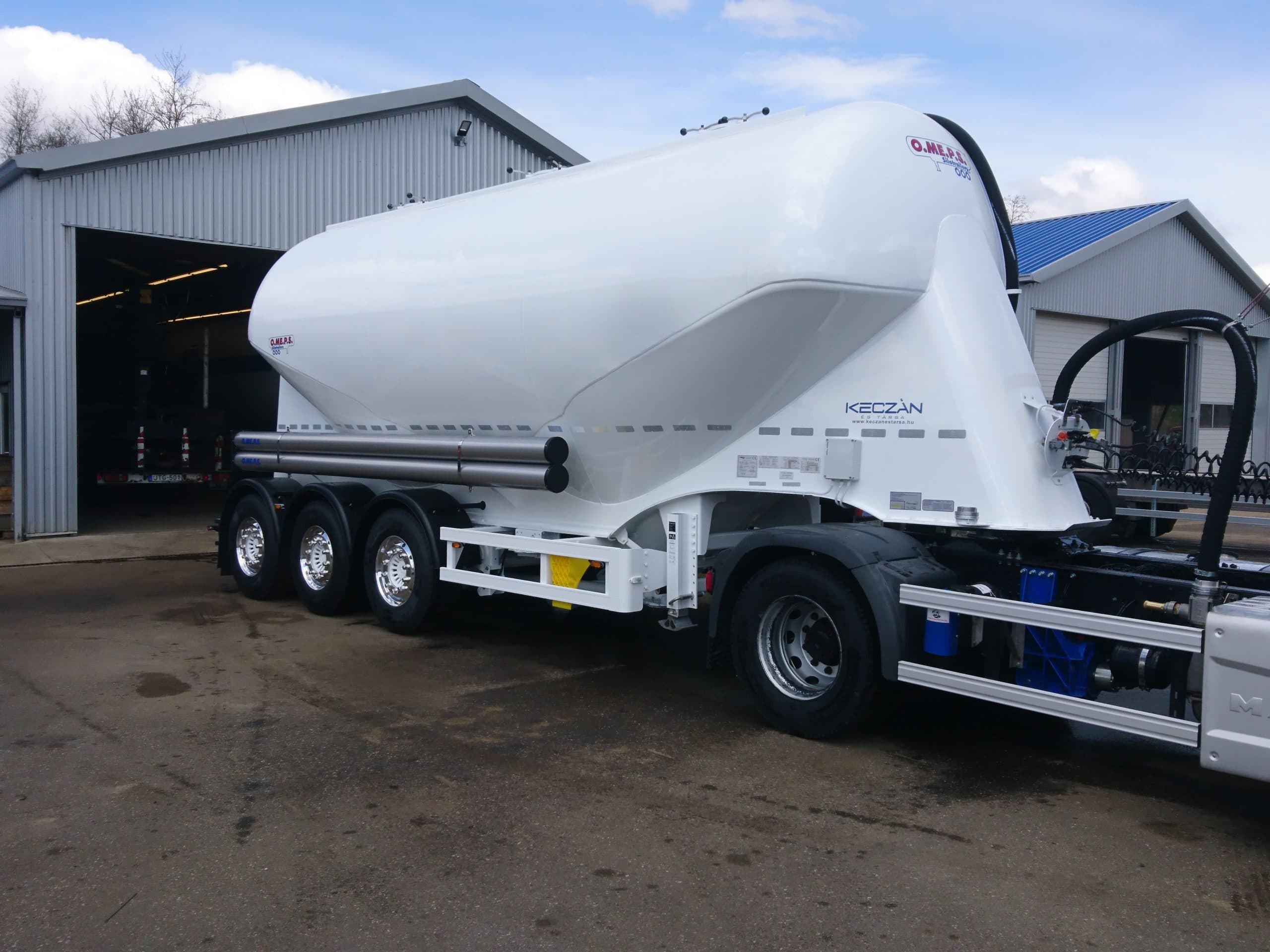 Silo and liquid tank trailer – 1. kép
